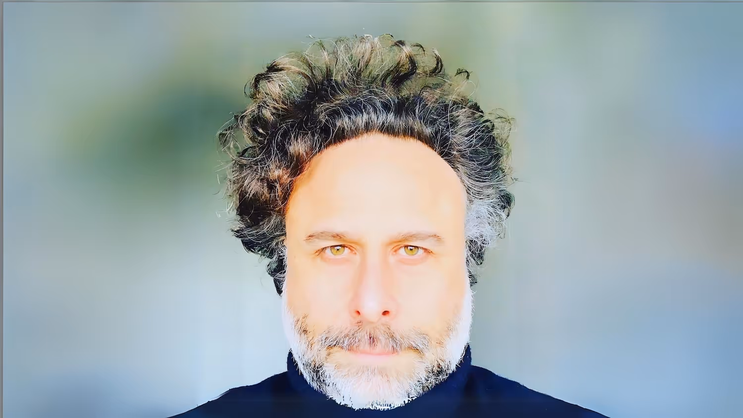 Portrait of Fer Isella, co-founder and CEO of limbo/